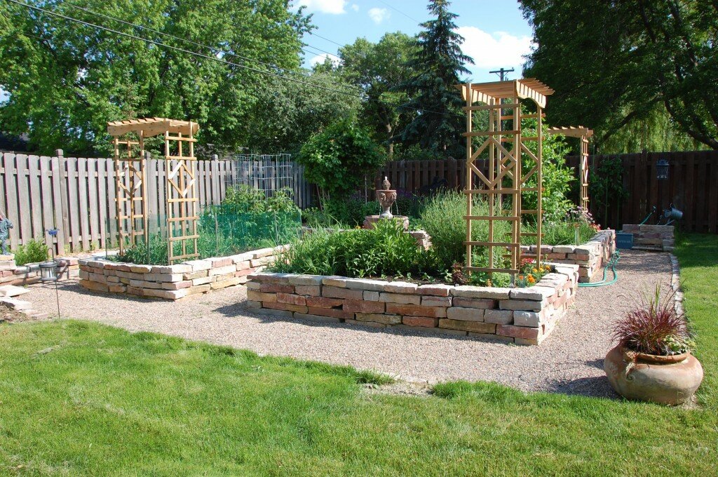 hansen-wood-raised-bed-veggies